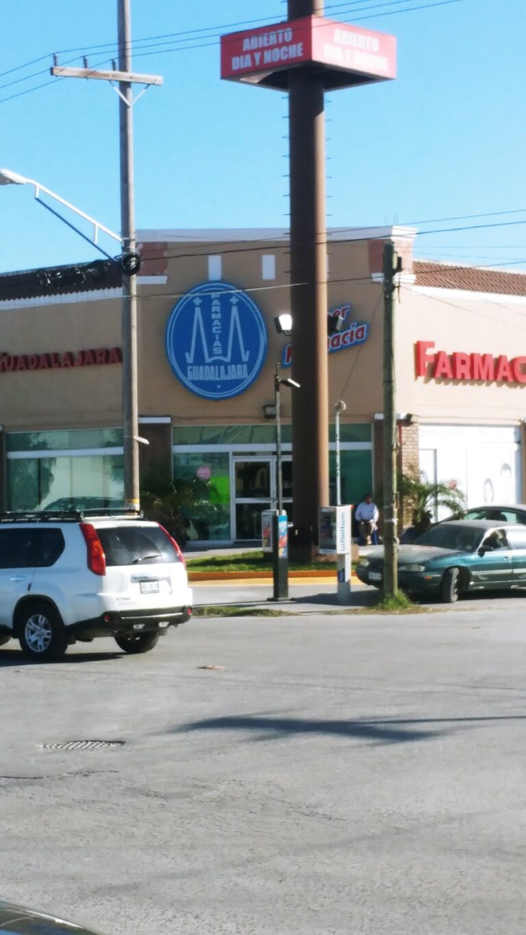16525 farmacia guadalajara 768x1365