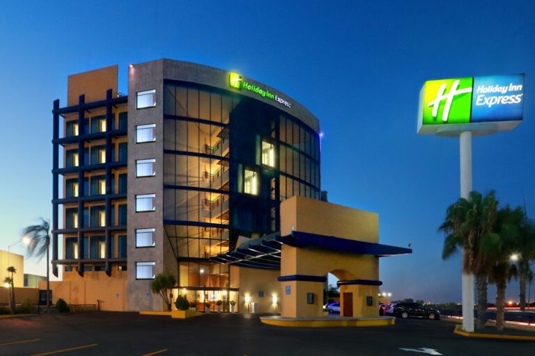 43407 holiday inn express nuevo laredo 768x512